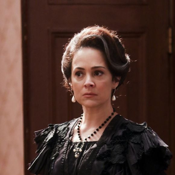 Julieta (Gabriela Duarte) questiona Susana (Alessandra Negrini) na novela 'Orgulho e Paixão': 'Você mentiu mesmo para Darcy (Thiago Lacerda) e para Elisabeta (Nathalia Dill)?'