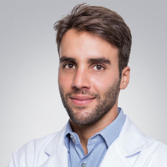 O nutricionista Daniel Cady indica a melhor forma de consumir o chá de kombucha. 'Recomendo que ele seja servido frio, com bastante gelo e deve ser conservado na geladeira. Como o chá forma muito gás, se ele esquentar, a gaseificação pode ser tamanha, ao ponto da tampa voar'