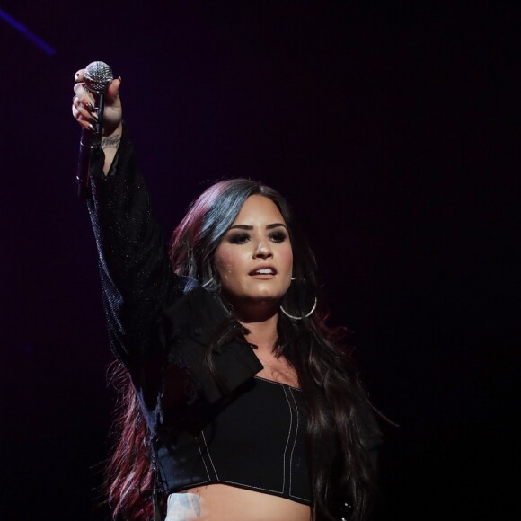 Demi Lovato informou que dará reembolso para os fãs que não poderão assistir os shows na nova data