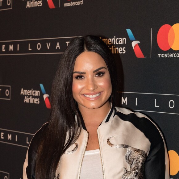 Demi Lovato se desculpou com os fãs após a declaração do cancelamento 