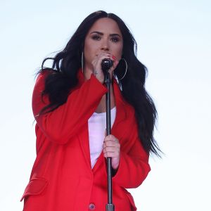 Demi Lovato contou que adiou shows no Brasil para novembro nesta terça-feira, 10 de abril de 2018