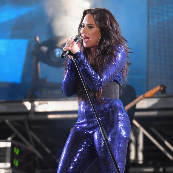 'Estou com o coração partido que tenho que fazer este anúncio hoje devido a questões de produção, temos que mudar a América do Sul', disse Demi Lovato