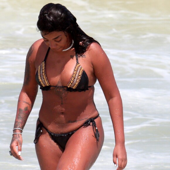 Ludmilla foi fotografada se refrescando no mar de Copacabana, Zona Sul do Rio de Janeiro
