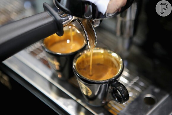 Aumentando a taxa metabólica em 11%, a cafeína pode auxiliar na queima de gordura
