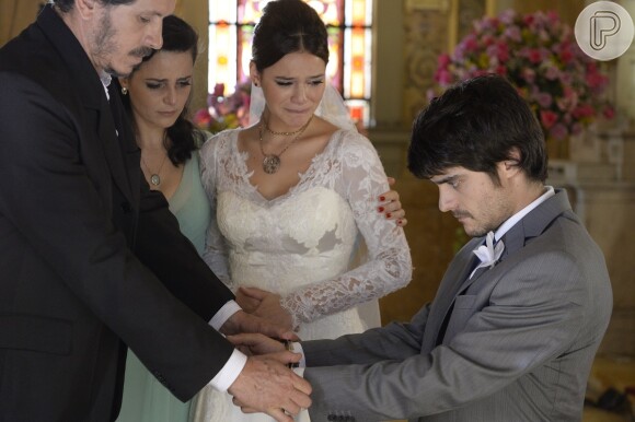 Helena (Bruna Marquezine) chorou quando Laerte (Guilherme Leicam) foi preso no altar, na novela 'Em Família'