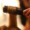 Os especialistas alertam para evitar o uso de secadores perto da raiz dos cabelos