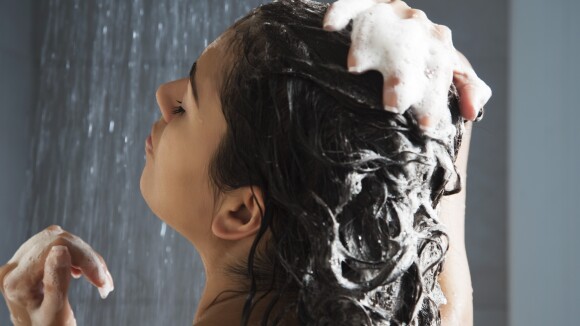 Sólidos, sprays e gel: conheça novos xampus para cuidar dos cabelos