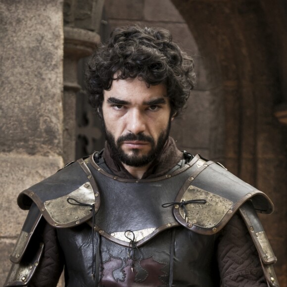 Cássio (Caio Blat) socorre Afonso (Romulo Estrela) após briga com Constantino (José Fidalgo) em pedreira da morte nos próximos capítulos da novela 'Deu Salve o Rei'