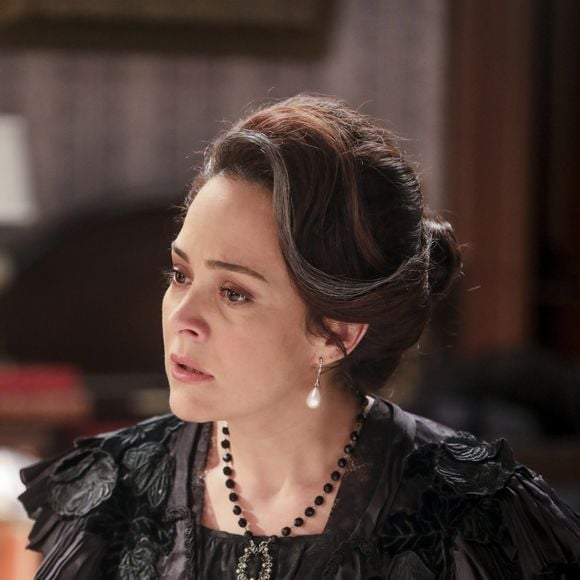 Julieta (Gabriela Duarte) obriga a acompanhante de Camilo (Maurício Destri) a tirar a máscara na novela 'Orgulho e Paixão'