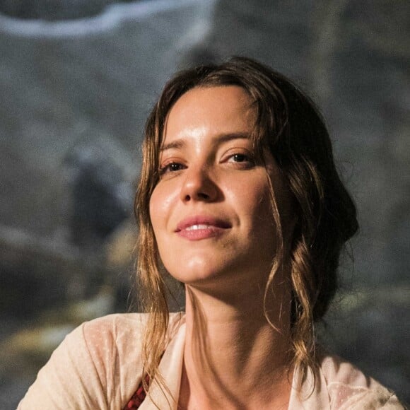 Jane (Pâmela Tomé) foge do baile com a ajuda da irmã Elisabeta (Nathalia Dill) na novela 'Orgulho e Paixão'