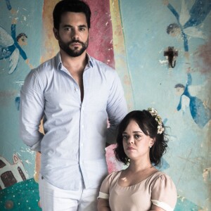 Cego, Amaro (Pedro Carvalho) recebeu apoio de Estela (Juliana Caldas) na novela 'O Outro Lado do Paraíso'