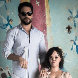 Estela (Juliana Caldas) e Amaro (Pedro Carvalho) vão se casar na novela 'O Outro Lado do Paraíso'