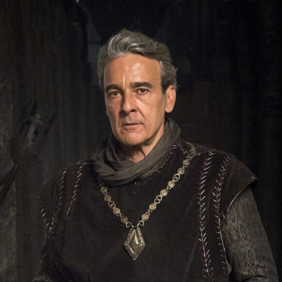 Otávio (Alexandre Borges) negocia terras do Vale dos Laios com Rodolfo (Johnny Massaro) para revelar o paradeiro de Afonso (Romulo Estrela) na novela 'Deus Salve o Rei'. Quem adianta é o colunista de TV Daniel Castro nesta quarta-feira, 11 de agosto de 2018