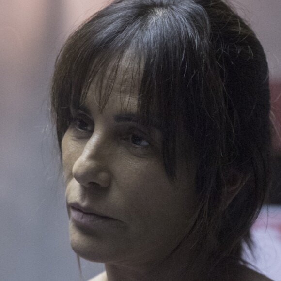 Beth (Gloria Pires) tem febre alta e sente fortes dores após doar rim para a filha Adriana (Julia Dalavia) nos próximos capítulos da novela 'O Outro Lado do Paraíso'