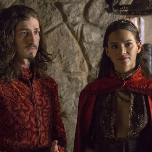 Catarina (Bruna Marquezine) trai o marido, Rodolfo (Johnny Massaro), para auxiliar Afonso (Romulo Estrela) a deixar a pedreira do castigo nos próximos capítulos da novela 'Deus Salve o Rei'