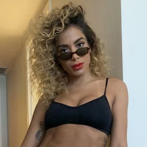 Anitta volta para Miami e exibe cabelo cacheado em programa de rádio, nesta quinta-feira, 12 de abril de 2018