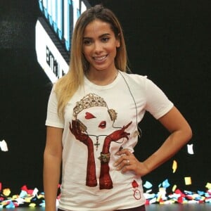 Fãs aprovam Anitta com look cacheado: 'Combina muito com você'