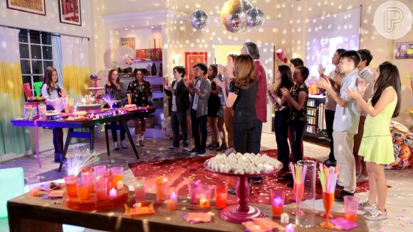 Juju (Maisa Silva) recebe os amigos e familiares em sua festa de aniversário no capítulo que vai ao ar segunda-feira, dia 16 de abril de 2018, na novela 'Carinha de Anjo'