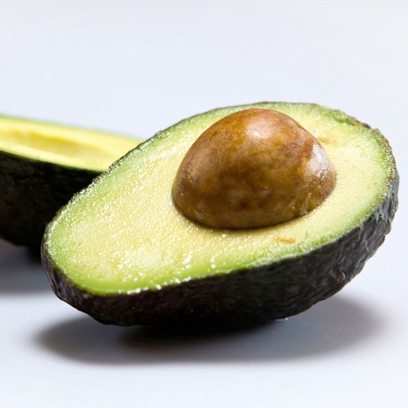 Além das oleaginosas e do azeite extravirgem, abacate é recomendado para mulheres em fase lactante. 'Eles proporcionam nutrientes essenciais para o desenvolvimento cognitivo do bebê, como, por exemplo, ômega 3', expica Patricia Davidson 