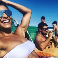 Juliana Paes elogia marido em foto na praia com os filhos: 'Fica sexy comendo'