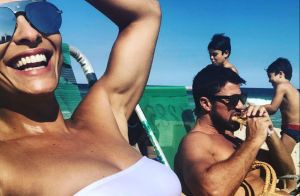 Juliana Paes elogia marido em foto na praia com os filhos: 'Fica sexy comendo'