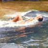 Juliana Paes curtiu um mergulho em uma cachoeira de Cataguases, Minas Gerais