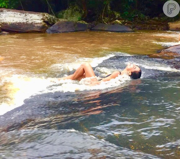Juliana Paes curtiu um mergulho em uma cachoeira de Cataguases, Minas Gerais