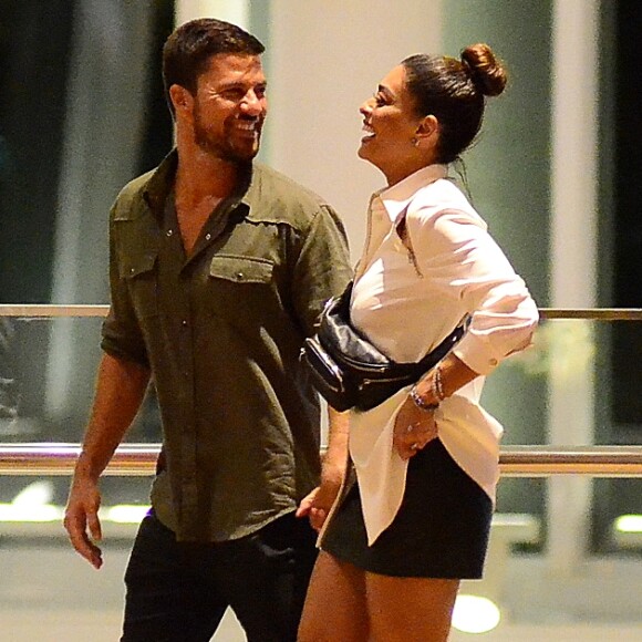 Juliana Paes foi fotografada em shopping com o marido, Carlos Eduardo Baptista