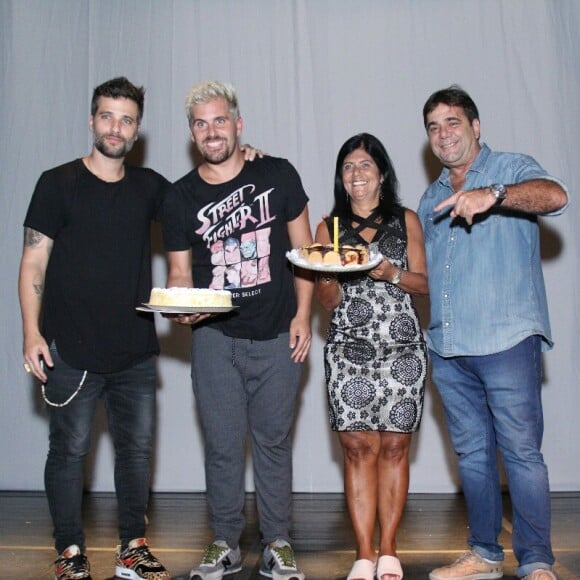 Bruno Gagliasso ganha bolo em comemoração pelos seus 36 anos e contracena com o irmão,Thiago, na casa de cultura Laura Alvim, em Ipanema, no Rio de Janeiro, nesta quinta-feira, 12 de abril de 2018