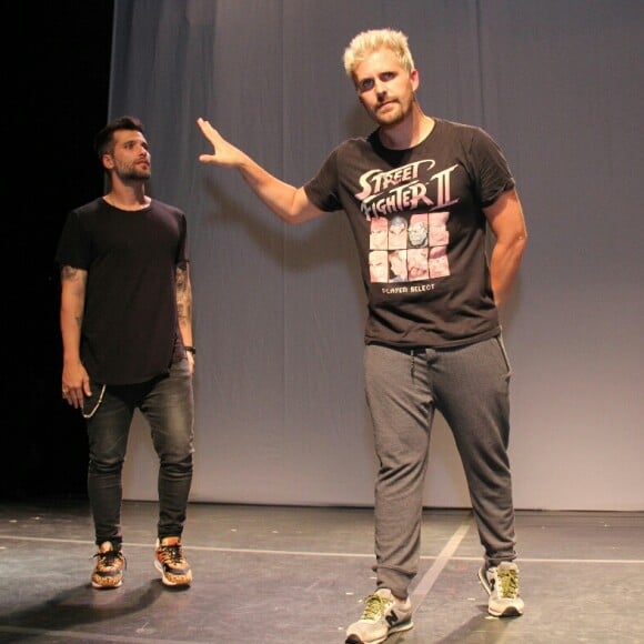 Bruno Gagliasso contracenou ao lado do irmão,Thiago, na casa de cultura Laura Alvim, em Ipanema, no Rio de Janeiro, nesta quinta-feira, 12 de abril de 2018