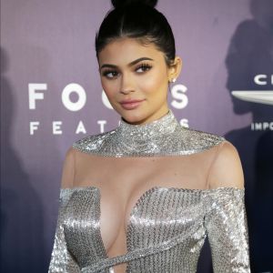 Kylie Jenner combinou a estampa de seu vestido e pochete com carrinho de bebê da filha, Stormi, de 2 meses. Os itens são da grife italiana Fendi