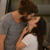 Completando um ano e quatro meses de relacionamento, Tatá Werneck postou foto beijando Rafael Vitti e revelou que o namorado tira fotos dela dormindo