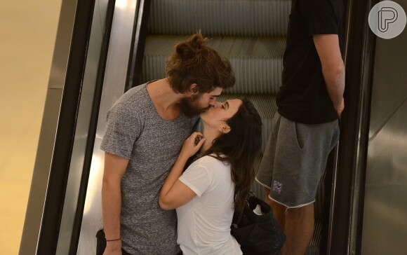 Completando um ano e quatro meses de relacionamento, Tatá Werneck postou foto beijando Rafael Vitti e revelou que o namorado tira fotos dela dormindo