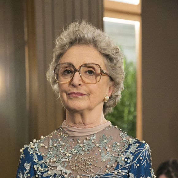 Adnéia (Ana Lucia Torre) lista série de obrigações para o genro, Cido (Rafael Zulu) na novela 'O Outro Lado do Paraíso': 'Lava a roupa, faz o almoço e o jantar'