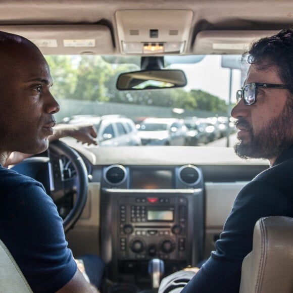 Cido (Rafael Zulu) e Samuel (Eriberto Leão) são namorados na novela 'O Outro Lado do Paraíso'