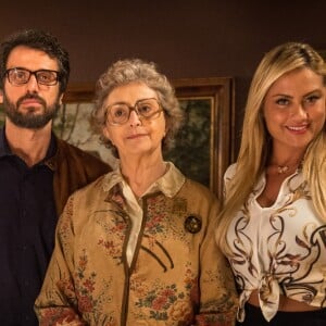 Samuel (Eriberto Leão) já terá arrumado namorado para Suzy (Ellen Rocche) na novela 'O Outro Lado do Paraíso'. Quem adianta é o colunista de TV Daniel Castro nesta sexta-feira, 13 de abril de 2018