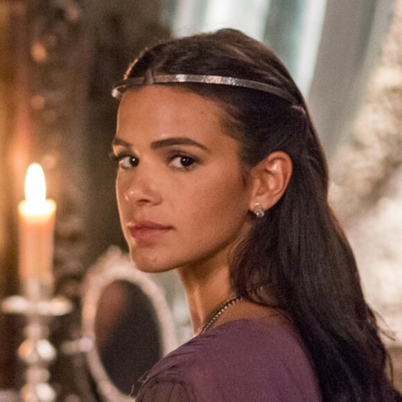 Catarina (Bruna Marquezine) é destratada pelo pai, Augusto (Marco Nanini) nos próximos capítulos da novela 'Deus Salve o Rei': 'A visita da morte me seria hoje mais agradável do que ser obrigado a ter você diante de mim'