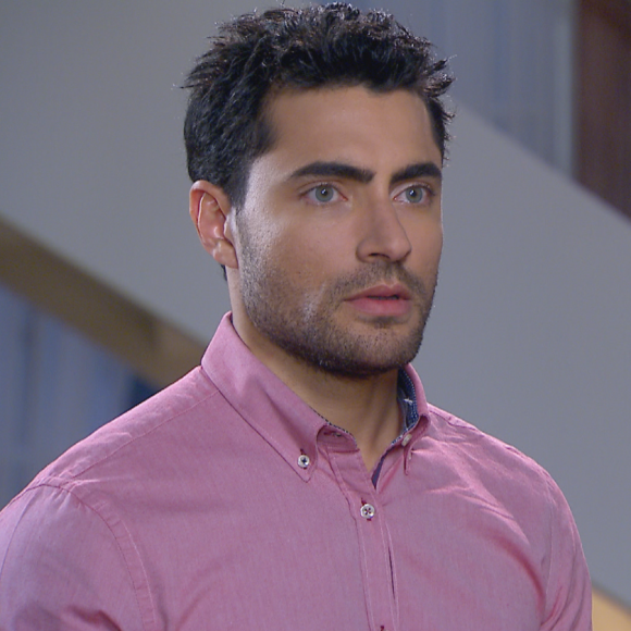 Gustavo (Carlo Porto) se oferece para cuidar de Adolfo (Luiz Guilherme) e diz que ele vai morar em sua casa até se recuperar, na novela 'Carinha de Anjo'
