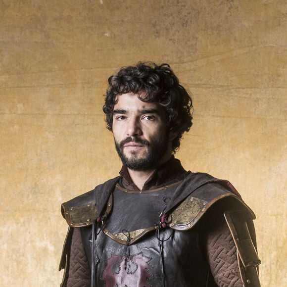 A Cássio (Caio Blat), Afonso (Romulo Estrela) conta que eles precisam deixar a pedreira em fuga no capítulo de quarta-feira, 25 de abril de 2018 da novela 'Deus Salve o Rei'