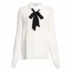 O laço preto confere ar clássico à blusa social da coleção de Marina Ruy Barbosa vendida por R$ 522 pela Colcci