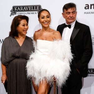 Sabrina Sato posa em evento de gala ao lado dos pais, Omar Rahal e Kika Sato Rahal