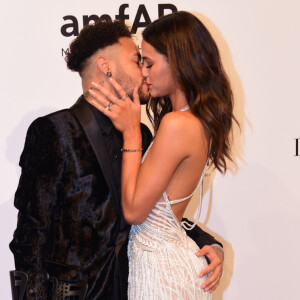 Neymar arrematou um brinco no valor de U$$ 30 mil no leilão da amfAR e presenteou Bruna Marquezine