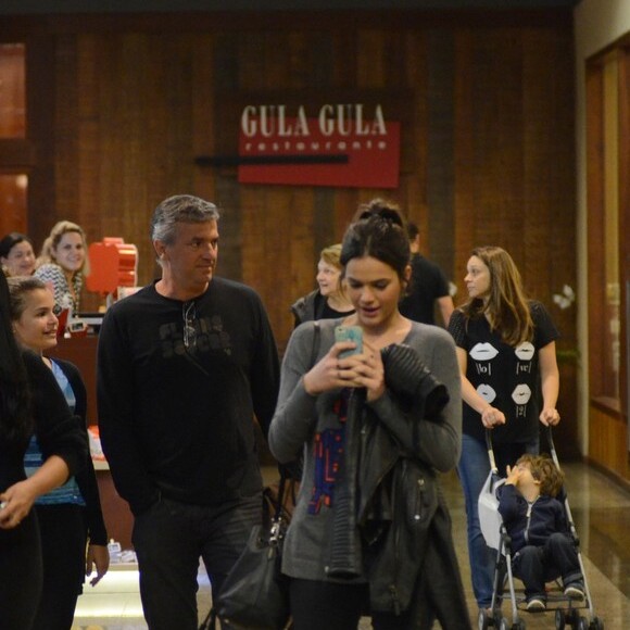 'Amo o homem íntegro, verdadeiro, amoroso, leal e justo que você é. Amo a tua paz e a tua simplicidade. E amo que você não goste que poste você no Instagram', declarou Bruna Marquezine para o pai