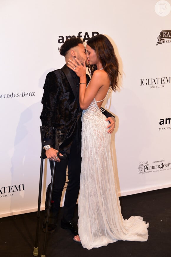 Na sexta-feira, 13 de abril de 2018, Bruna Marquezine prestigiou baile amfAR com Neymar