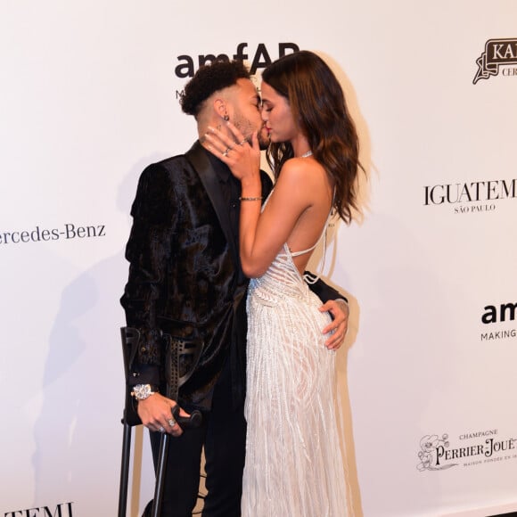 Na sexta-feira, 13 de abril de 2018, Bruna Marquezine prestigiou baile amfAR com Neymar