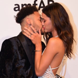 Na sexta-feira, 13 de abril de 2018, Bruna Marquezine acompanhou Neymar no baile amfAR