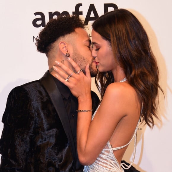 Na sexta-feira, 13 de abril de 2018, Bruna Marquezine acompanhou Neymar no baile amfAR