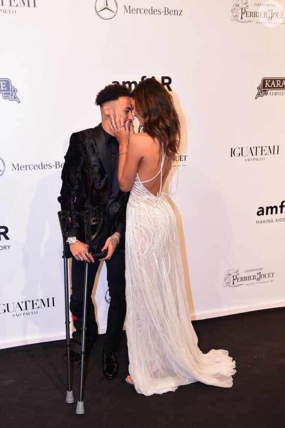 Bruna Marquezine e Neymar trocaram beijos no hall do baile amfAR