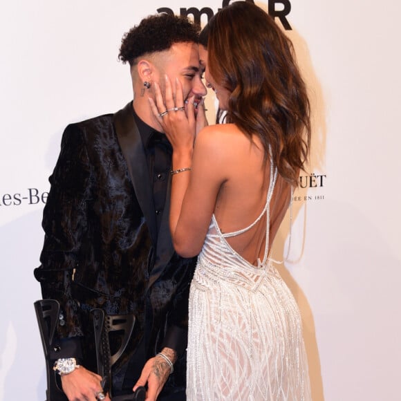 Bruna Marquezine e Neymar trocaram beijos no hall do baile amfAR