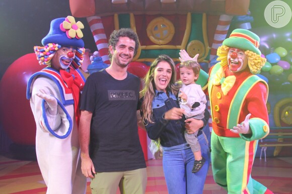 Rafa Brites e Felipe Andreoli levaram o filho, Rocco, para conferir o circo Patati Patatá, no Rio, no domingo, 15 de abril de 2018